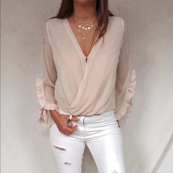 NWT Stunning peach top with flowing tied sleeves - Picture 5 of 10